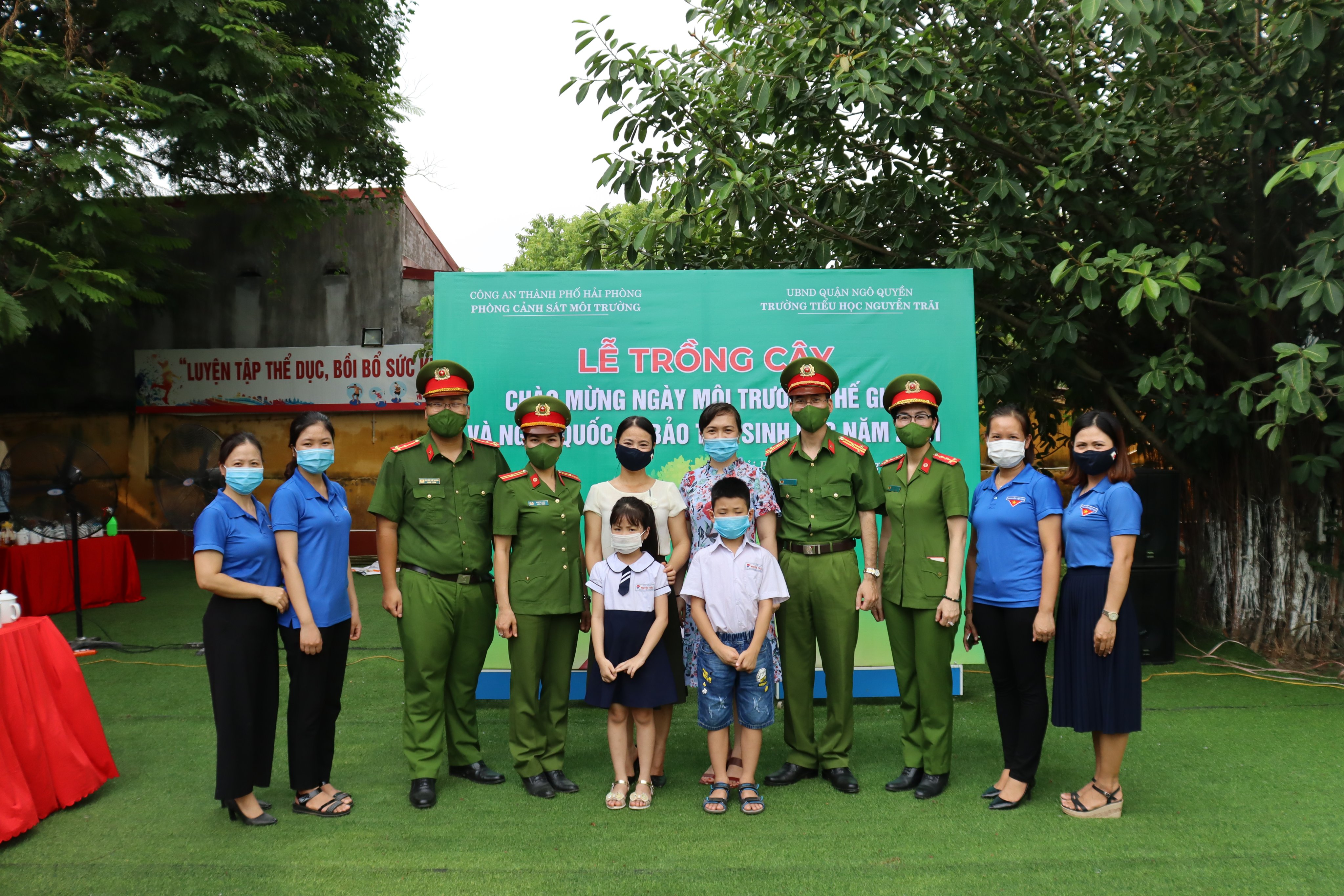 Phòng Cảnh sát môi trường - CATP và Trường tiểu học Nguyễn Trãi tổ chức Lễ Trồng cây